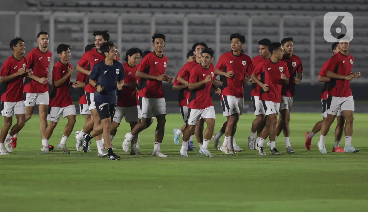 Pemain Timnas Indonesia U-23 saat melakukan latihan bersama di Stadion Madya Gelora Bung Karno, Senayan, Jakarta, Senin (28/7/2025). (Liputan6.com/Helmi Fithriansyah)