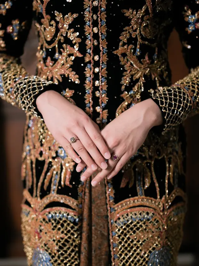 Gaya Megawati Hangestri Pakai Kebaya (Foto: Instagram @anarav.label)
