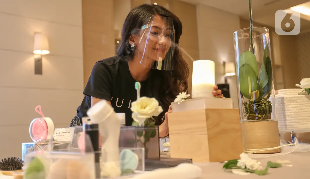 Model melihat produk yang dijual dalam aplikasi IUIGA (ai-yu-ga) di Jakarta, Kamis (12/8/2020). Startup IUIGA mengubah jalur distribusi yang biasa digunakan ritel tradisional menjadi Direct to Consumer menggunakan model bisnis ODM (Original Design Manufacturer).  (Liputan6.com/Fery Pradolo)