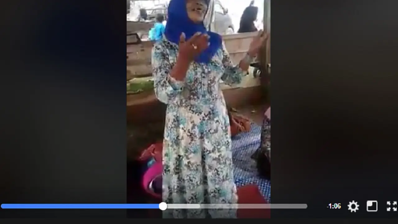 Nenek nyanyi lagu India