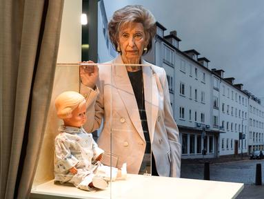 Penyintas Holocaust Lore Mayerfeld berpose di samping bonekanya 'Inge' saat pameran barang-barang peringatan Holocaust di Parlemen Jerman Bundestag, Berlin, Jerman, 23 Januari 2023. Pameran untuk memperingati 70 tahun Yad Vashem, peringatan resmi Israel untuk orang-orang Yahudi korban Holocaust sejak 1953, menghadirkan berbagai benda sehari-hari yang dibawa oleh orang Yahudi ketika mereka melarikan diri dari Nazi. (AP Photo/Markus Schreiber)