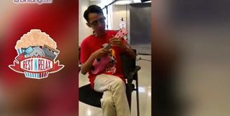 Simak video Kiswinar dengan ukulelenya ketika berkunjung ke kantor bintang.com