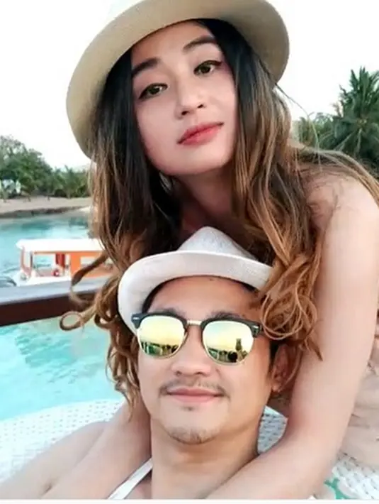 "Mami so sweet, yang jomblo pada baper jadi nya❤," tulis adibahmardiah. "Pose lainnya yang bikin bulu merinding ada lagi endak .." tulis moh.ainun_najib. "Semoga tambah mesra trus yaa kk dp cantik bersama kk angga wijaya," tulis inchess_deeva.