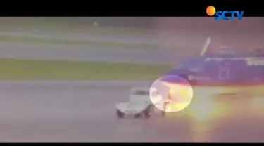 Sebuah pesawat jet tersambar petir  saat berada di Bandara Internasional Southwest, Florida, Amerika Serikat.