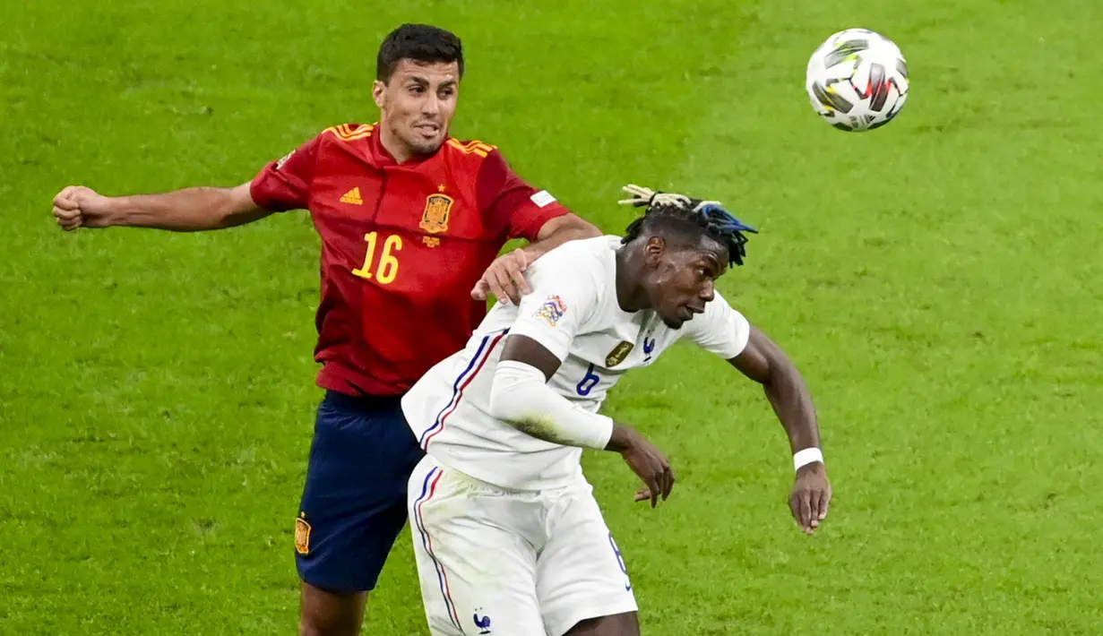 Gelandang Spanyol, Rodri berebut bola dengan gelandang Prancis Paul Pogba pada laga final UEFA Nations League 2021 di San Siro, Milan, Senin (11/10/2021) dini hari WIB. Prancis keluar sebagai juara UEFA Nations League 2021 setelah menumbangkan Spanyol 2-1. (Miguel Medina/Pool Photo via AP)