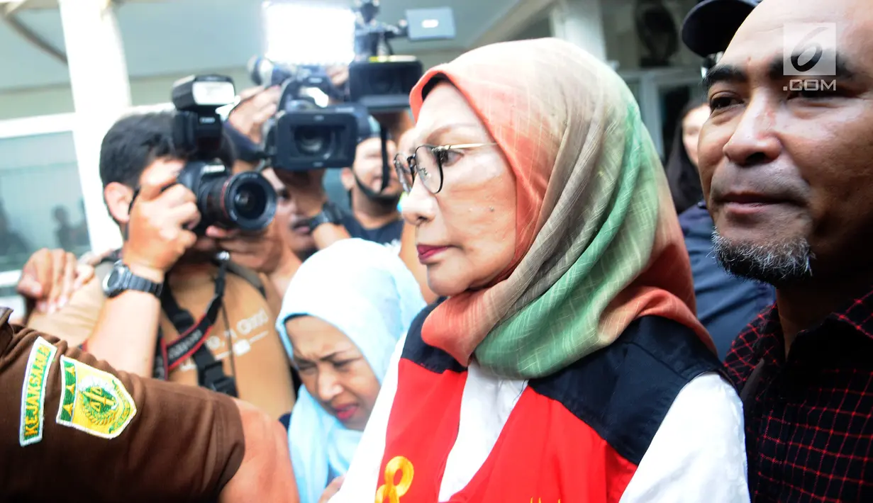 Terdakwa penyebaran berita bohong atau hoaks Ratna Sarumpaet tiba di Pengadilan Negeri Jakarta Selatan, Kamis (28/2). Ratna Sarumpaet menjalani sidang perdana dengan agenda pembacaan dakwaan dari jaksa penuntut umum. (Liputan6.com/Herman Zakharia)
