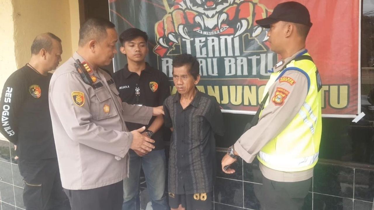"Korban dan tersangka ribut di tempat kerjaan sepuluh tahun lalu, tersangka menaruh dendam," ungkap Kapolsek Tanjung Batu AKP Sondi Fraguna, Kamis (16/5).