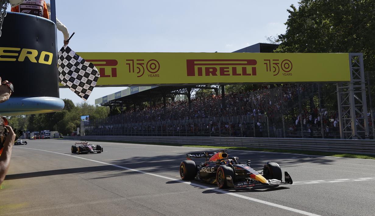 Max Verstappen pun akhirnya menjadi pembalap pertama yang melintasi garis finis di belakang safety car yang terus berada di lintasan hingga balapan usai. Posisi kedua ditempati Charles Leclerc dan George Russell harus puas di posisi ketiga. (AP/Pool/Ciro De Luca)