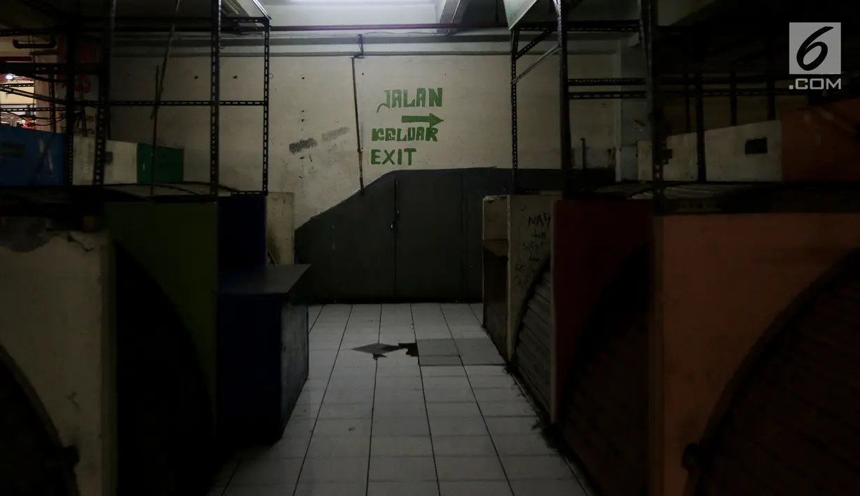 Suasana salah satu lorong yang ada di Blok G Pasar Tanah Abang, Jakarta, Rabu (7/3). Wakil Gubernur DKI Jakarta Sandiaga Salahuddin Uno mengatakan, akan segera merobohkan Blok G Pasar Tanah Abang. (Liputan6.com/Johan Tallo)