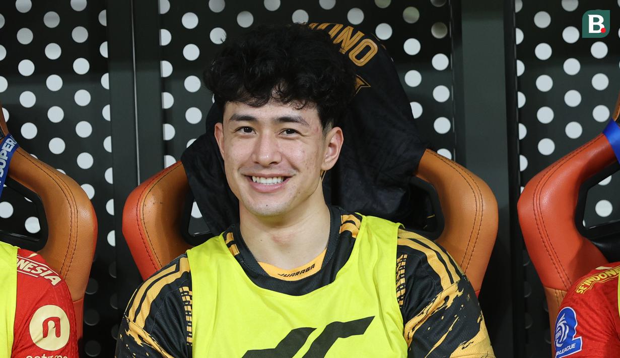 Hingga laga melawan Dewa United di BRI Super League kiper berusia 24 tahun itu masih terparkir di bench pemain. (Bola.com/M Iqbal Ichsan)