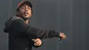 Kendrick Lamar menyanyikan lagu terbarunya To Pimp A Butterfly pada main stage (via digital.co.uk)
