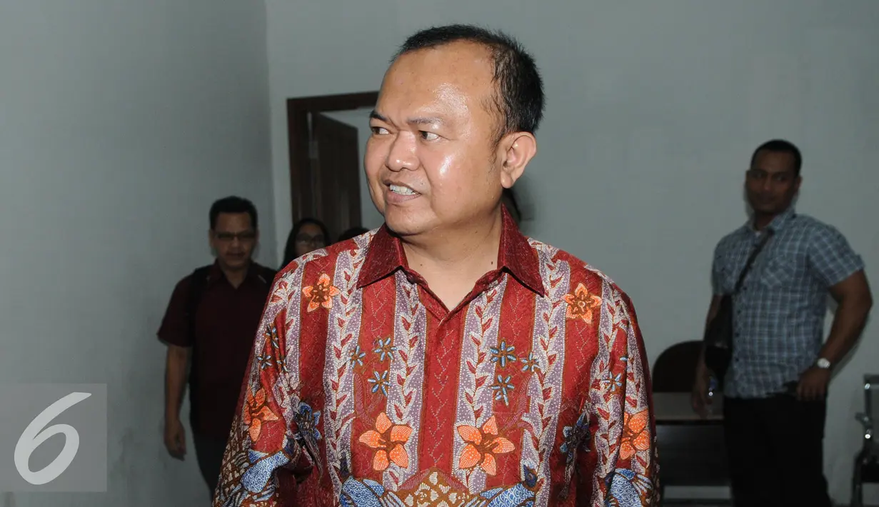 Patrice Rio Capella usai menjalani sidang di Pengadilang Tipikor, Jakarta, Senin (7/12). Rio didenda Rp50 juta subsidair satu bulan kurungan karena menerima suap sebesar Rp 200 juta terkait kasus bansos di Pemprov Sumut. (Liputan6.com/Helmi Afandi)