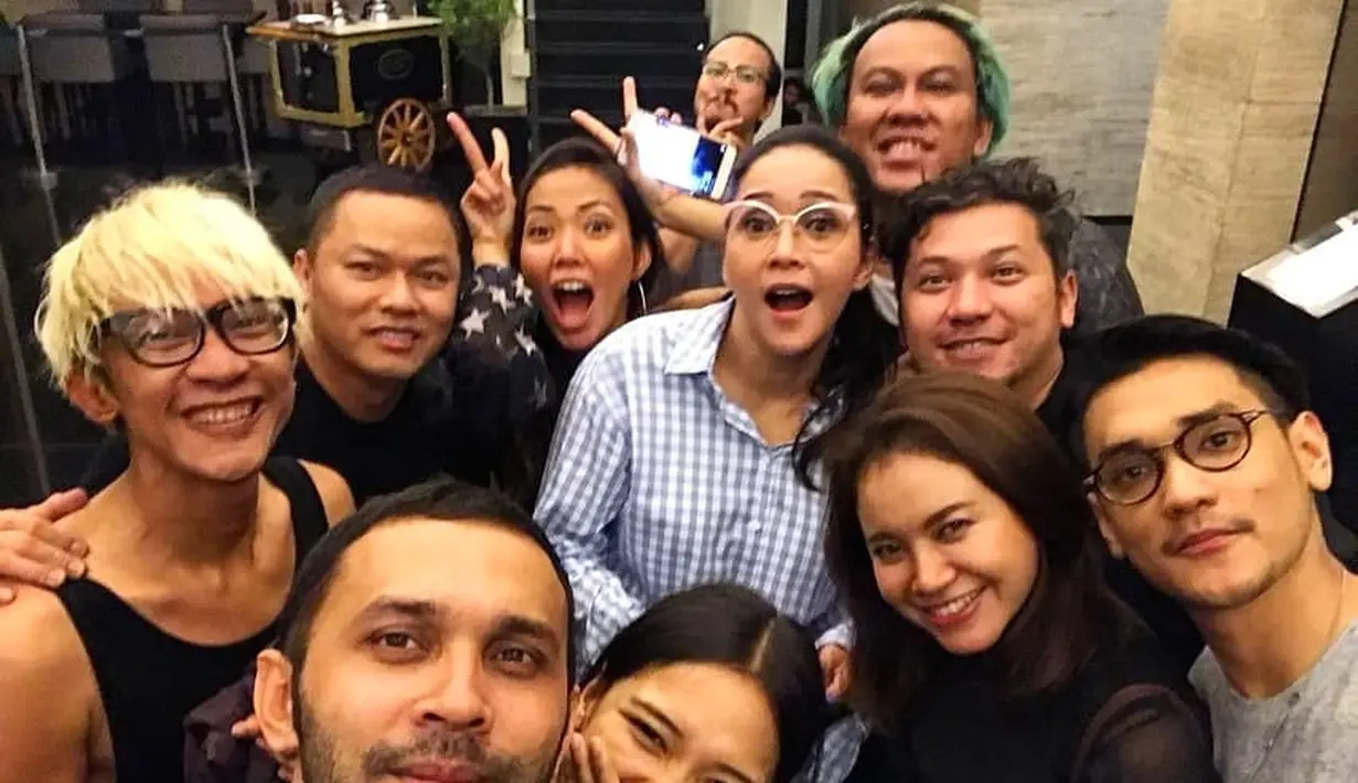 Selain Girls Squad yang diisi banyak selebriti, ada juga Geng Tempe. Dalam Geng ini, terlihat ada penyanyi, pemeran, presenter, pebisnis dan koreografer. Belum lama ini, geng ini kembali kumpul bersama. (Instagram/itsrossa910)