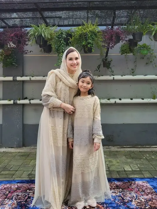 <p>Ibu dan anak ini pun terlihat anggun mengenakan busana spesial di Hari Lebaran. Tak terasa Bilqis kini sudah makin terlihat seperti remaja. (Instagram @ayutingting92)</p>