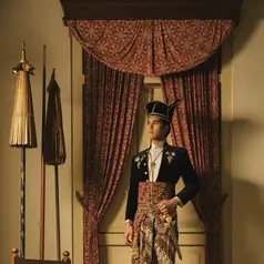 Dalam pemotretan bertema kerajaan Jawa tersebut, putra kedua Maia Estianty itu tampil begitu gagah dan berwibawa bak raja keraton. [@elelrumi].