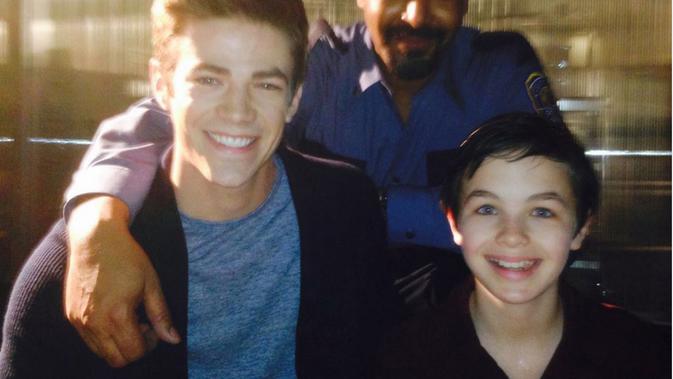 Grant Gustin bersama aktor The Flash termasuk Logan Williams. (Instagram @grantgust)