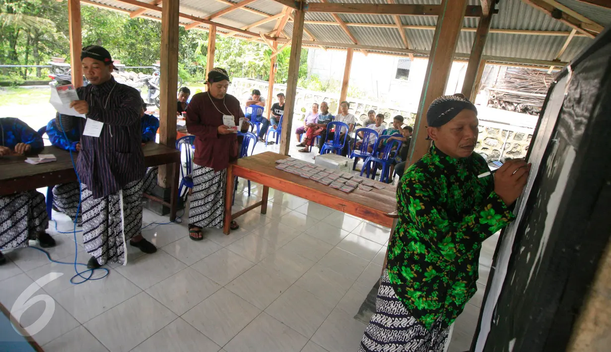 Petugas KPPS menghitung surat suara di TPS 17 Wukirsari,Cangkringan,Sleman, (9/12). KPUD Kabupaten Sleman menyelengarakan Pemilukada dengan kandidat dua pasang calon bupati dan wakil bupati periode 2015-2020.(Boy Harjanto)