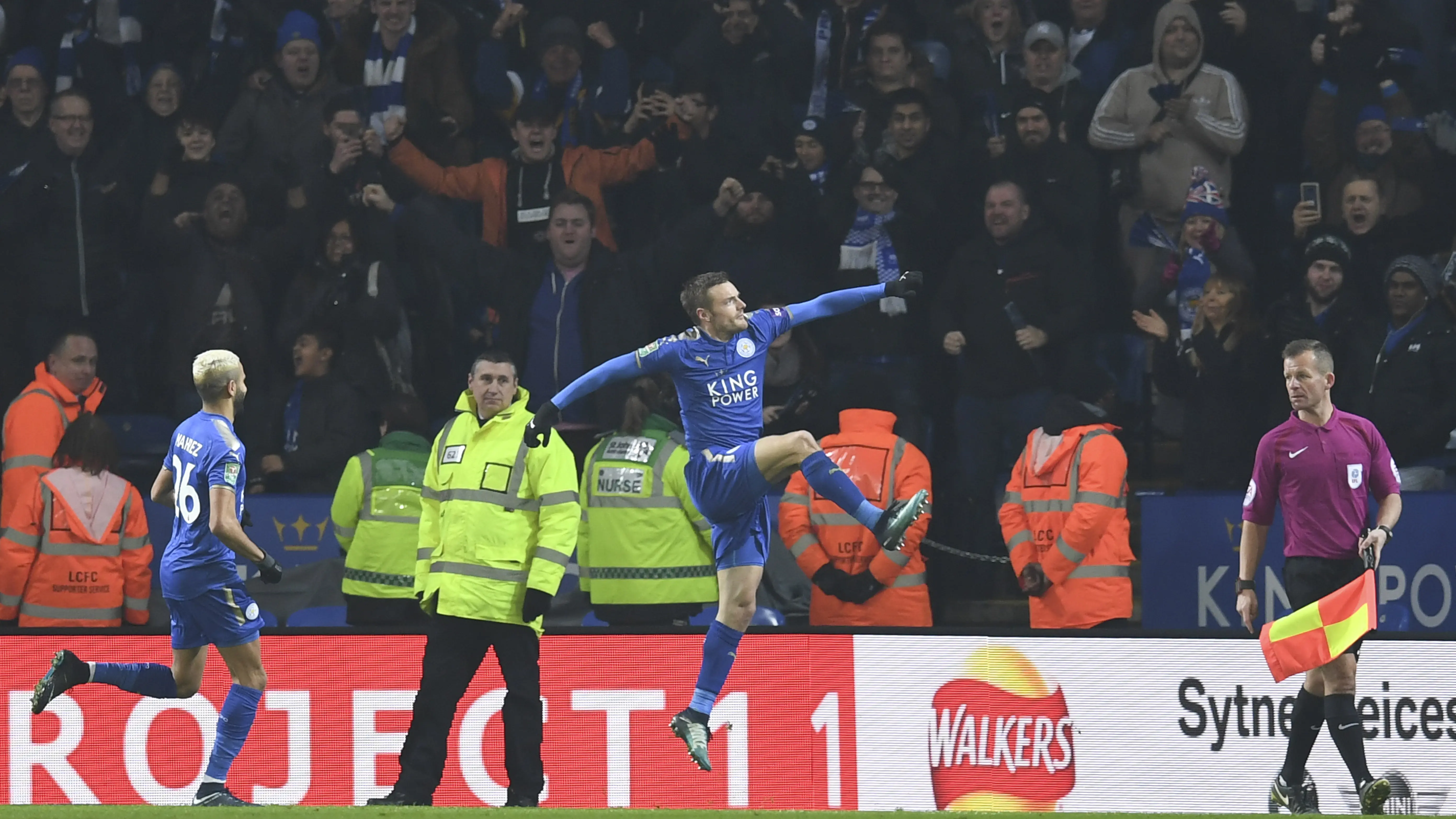 Gaya selebrasi pemain Leicester City, Jamie Vardy (tengah) udai membobol gawang Manchester City pada laga Piala Liga Inggris di King Power Stadium, Leicester, (19/12/2017). Manchester City menang lewati penalti  4-3. (AFP/Paul Ellis)