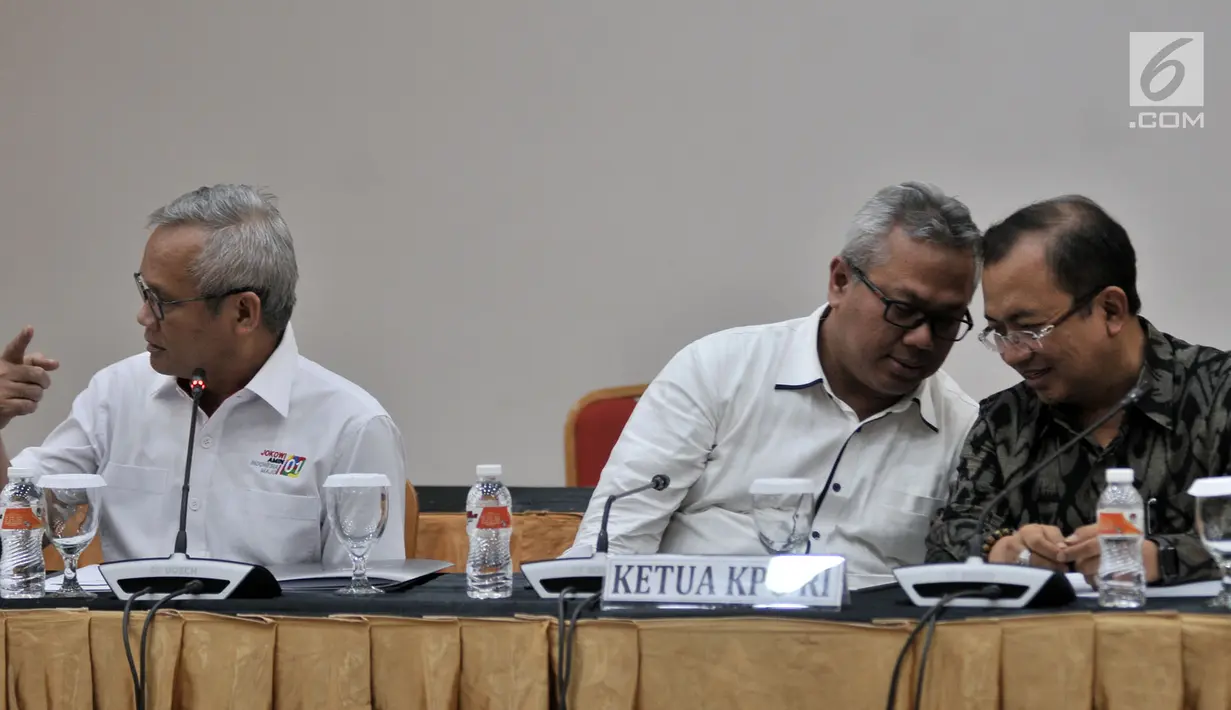 Ketua KPU Arief Budiman, Direktur Program TKN Arya Bima dan Wakil Ketua BPN Prabowo-Sandi Priyo Budi Santoso usai menggelar rapat finalisasi debat capres-cawapres pertama, Jakarta, Senin (7/12). (Merdeka.com/ Iqbal S. Nugroho)