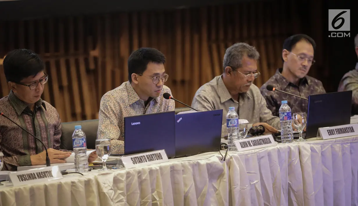 Direktur Utama EMTK, Alvin W. Sariaatmatdja (kedua kiri) memberikan pemaparan saat RUPST EMTK di SCTV Tower, Jakarta, Kamis (18/5). EMTK akan membagikan dividen sebesar Rp 40 per saham dari laba bersih tahun buku 2016. (Liputan6.com/Faizal Fanani)