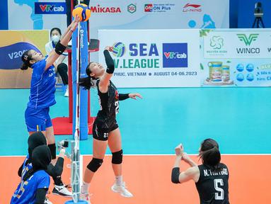 Meski hanya bermain tiga set, Timnas bola voli putri Indonesia mampu memberi perlawanan sengit, khususnya di dua set awal, meskipun akhirnya harus mengakui keunggulan Thailand 0-3 (24-26, 24-26, 20-25) pada laga putaran pertama SEA V League 2023 di Vinh Phuc Gymnasium, Hanoi, Vietnam, Jumat (4/8/2023). Ratri Wulandari dkk akan menghadapi tuan rumah Vietnam pada laga kedua yang akan digelar hari ini, Sabtu (5/8/2023) di tempat yang sama. (Dok. SEA V League 2023)