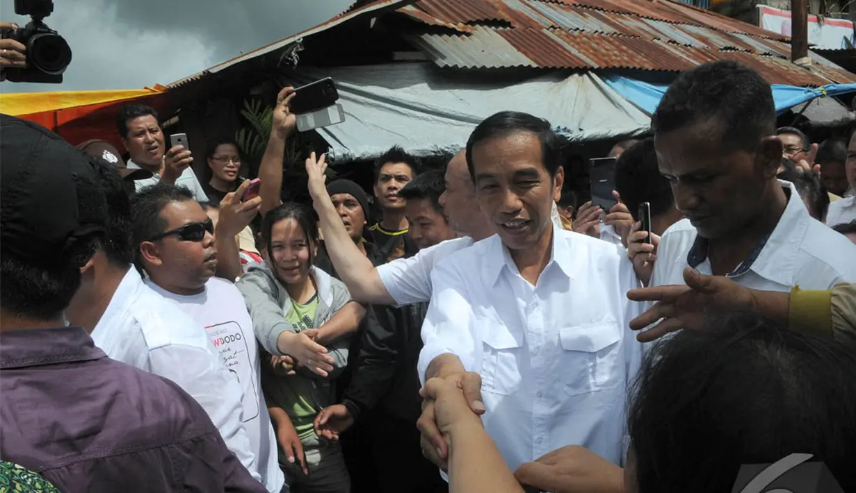 Kedatangan Jokowi di Pasar Tomohon langsung menjadi pusat perhatian, Manado, Sabtu (9/4/2014) (Liputan6.com/Herman Zakharia).