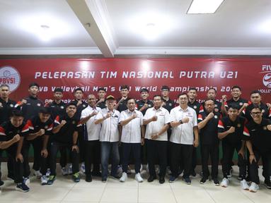 Ketua umum PBVSI, Imam Sudjarwo (tengah) berfoto bersama dengan pengurus PBVSI dan Timnas Voli Putra Indonesia U-21 saat acara pelepasan di Padepokan Voli Jenderal Polisi Kunarto, Sentul, Bogor, Senin (18/8/2025). Tim Merah Putih akan mengikuti Kejuaraan Dunia U-21 di China. (Bola.com/M Iqbal Ichsan)