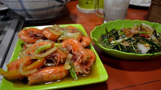 Pusat kuliner Telukpenyu Cilacap, menyediakan beragam masakan khas laut. (Foto: Liputan6.com/Muhamad Ridlo)