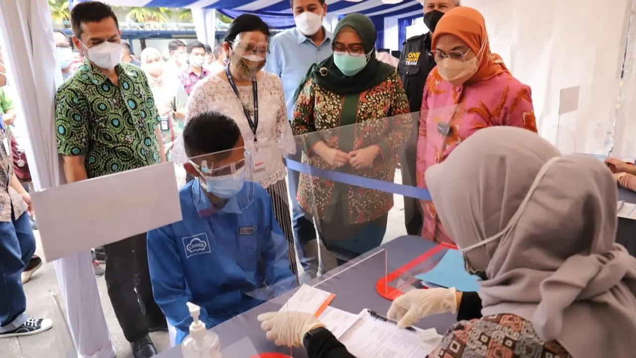 Menteri Ketenagakerjaan Ida Fauziyah meninjau aktivasi rekening penerima subsidi gajidi Dayeuhkolot, Bandung, Jawa Barat, Jumat (10/9/2021). (Dok Kemnaker)