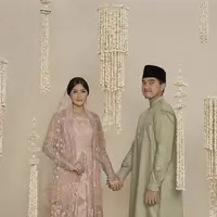 Erina Gudono kerap hadir dengan gaya busananya yang totalitas. Ia banyak suguhkan gaya abaya brokat yang bisa jadi inspirasi busana Lebaran. [Foto: Instagram/ Erina Gudono]