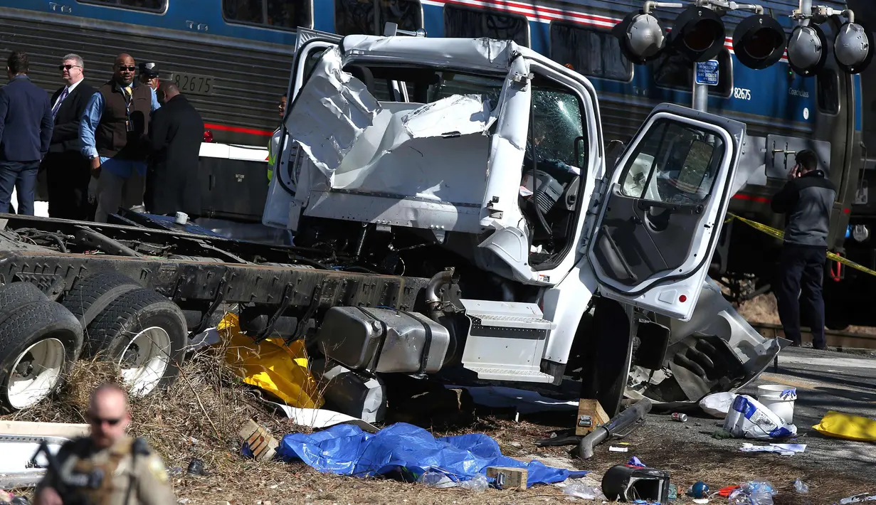 Kondisi truk sampah yang setelah ditabrak kereta api di Crozet, Va, (31/1). Sedikitnya satu orang tewas setelah sebuah kereta yang membawa anggota Kongres Amerika Serikat (AS) dari Partai Republik tersebut. (Zack Wajsgrasu/AP)