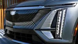 Pada sisi depan, Cadillac Lyriq memiliki tampang yang keren dan garang. Mobil lima penumpang ini memiliki Headlamp Full LED berbentuk memanjang kebawah dan tambahan LED pada grill nya. Lampu ini memiliki Animasi saat dinyalakan  yang dinamai Choreographed Lighting. (Source: auto-data.net)