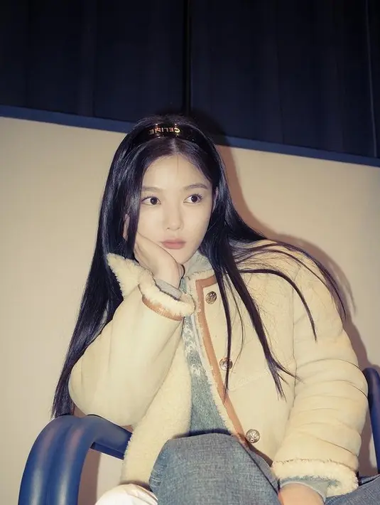 Aksesori rambut menjadi andalan Kim Yoo Jung. Kali ini ia mengenakan bando dari Celine yang sedikit mengangkat rambutnya. [instagram/you_r_love]