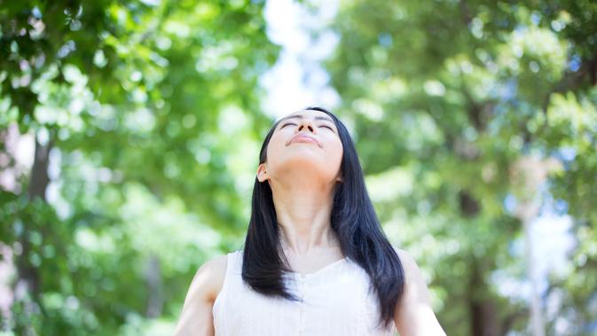 ilustrasi perempuan menghirup udara segar/copyright By violetblue (Shutterstock)