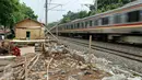 Pekerja menyelesaikan pembuatan pagar pembatas KRL Commuter di sepanjang jalur Tanjung Barat dan Lenteng Agung, Jakarta, Jumat (27/11/2015). Pagar tersebut guna mencegah kecelakaan akibat warga yang menyeberang sembarangan. (Liputan6.com/Yoppy Renato)