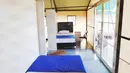 Kondisi tempat tidur di ruang isolasi yang berada di Rumah Lawan COVID (RLC) Serpong, Tangerang Selatan, Kamis (11/2/2021). Pemkot Tangsel membangun tenda darurat berkonsep Tenda Glamour Camping (glamping) untuk menampung pasien Covid-19 di pusat karantina tersebut. (Liputan6.com/Angga Yuniar)