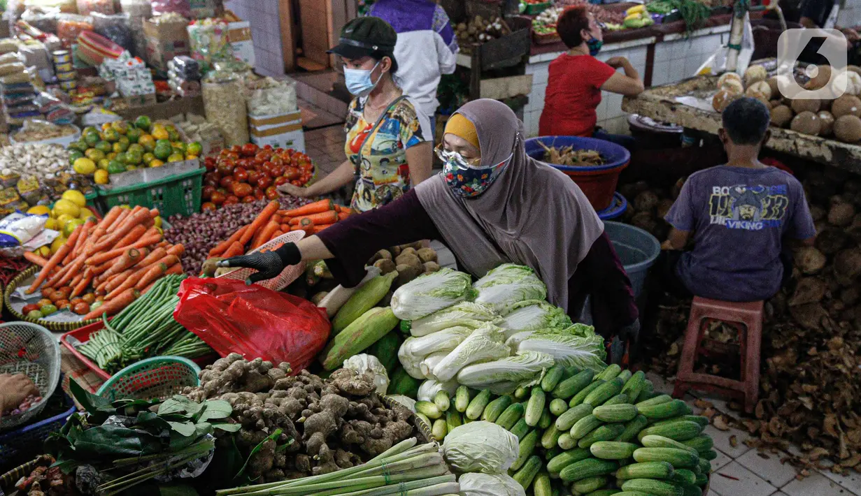 Pembeli berbelanja sayuran di Pasar Tebet Timur, Jakarta, Rabu (11/8/2021). Pemerintah Provinsi (Pemprov) DKI Jakarta memutuskan untuk menjadikan sertifikat vaksinasi Covid-19 sebagai syarat memasuki berbagai tempat umum, termasuk pasar tradisional. (Liputan6.com/Faizal Fanani)