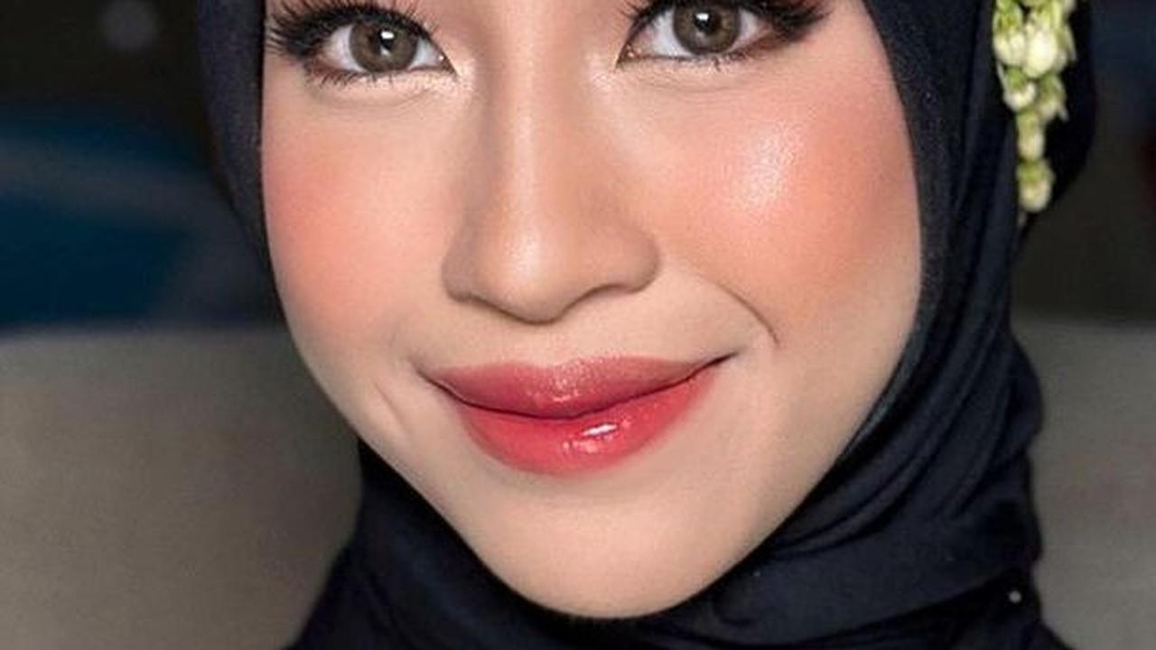 Riasan natural di wajahnya begitu memancarkan pesona kecantikan adik Abidzar Al-Ghifari ini.