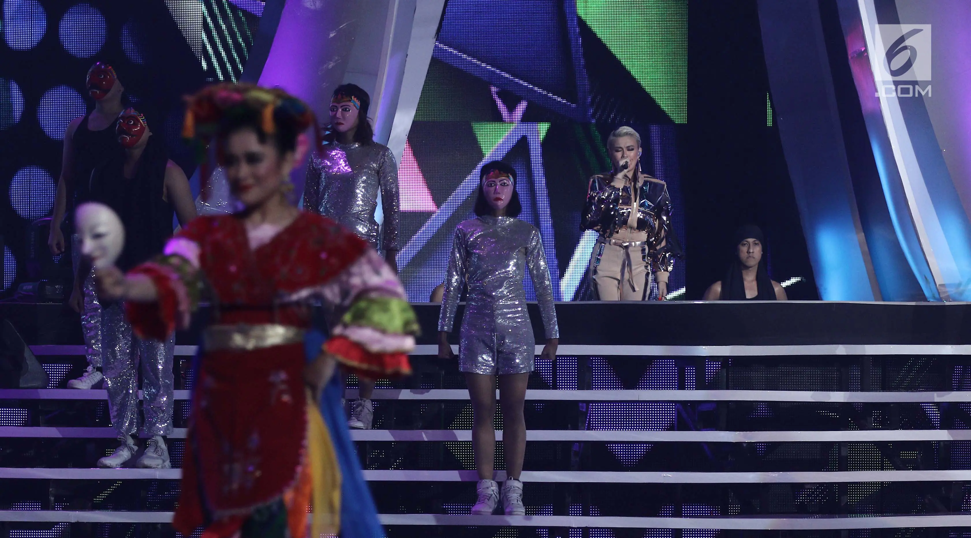 Penyanyi Agnez Mo tampil menghibur penonton pada malam puncak HUT ke-27 SCTV ke 27 di Hall D, Jiexpo Kemayoran, Jakarta, Kamis (24/8). Sejumlah artis ternama turut meramaikan malam spesial ini. (Liputan6.com/Herman Zakharia)