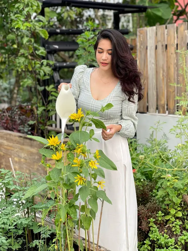 7 Potret Eriska Kesya, Istri Young Lex yang Berkebun di Rumah Jadi Sorotan