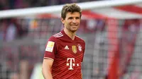 Thomas Muller menjadi pemain paling lama di Bayern Munchen saat ini, yaitu 12 tahun 7 bulan. Ia telah menghabiskan hampir seluruh karier profesionalnya sebagai pesepak bola di Bavaria. Muller telah membuat 600 kali penampilan dengan mencetak berbagai gelar juara. (AFP/Tobias Schwarz)