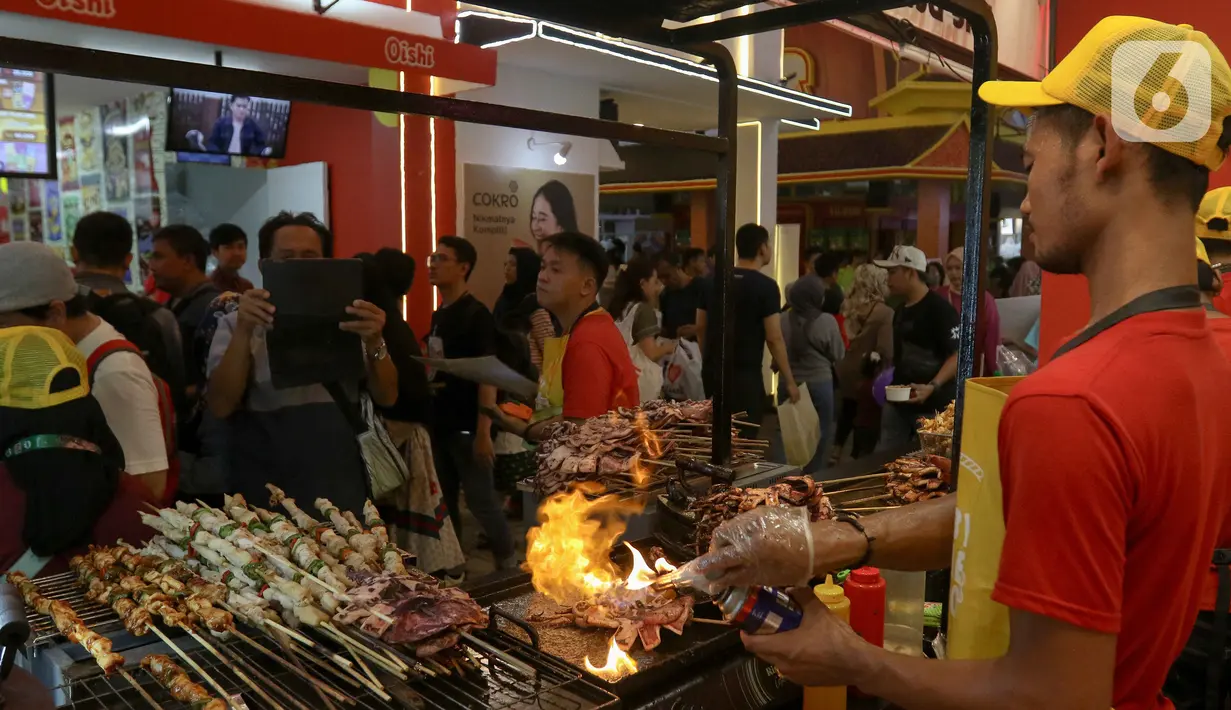 Berbagai stan makanan dan minuman tampak dipadati pengunjung yang hadir. (Liputan6.com/Herman Zakharia)