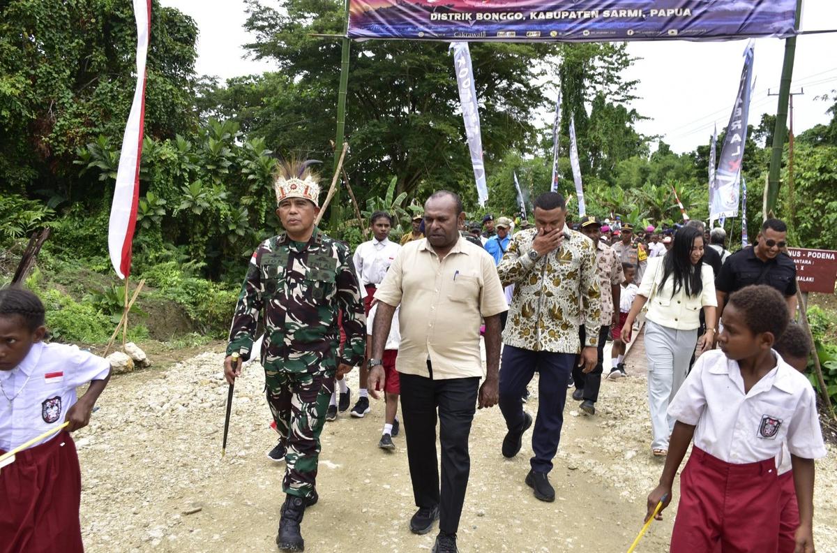 FOTO: TNI AL Resmikan Jembatan di Distrik Bonggo Papua