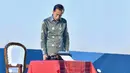 Presiden Joko Widodo (Jokowi) melihat mesin ketik tua, saat menghadiri acara Puncak Peringatan Hari Pers Nasional (HPN) 2023, di Deli Serdang, Sumatra Utara, Kamis (9/2/2023). (FOTO: Biro Pers Istana Kepresidenan/Agus Suparto)