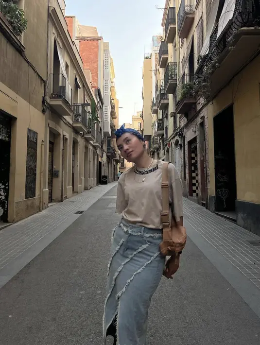 Bahkan ia berhasil membuat lilitan dengan aksen pita untuk mempermanis gaya berturbannya. [Foto: Instagram. Yuna]