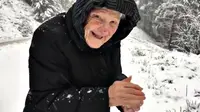 Seorang nenek berusia 101 tahun tidak dapat menutupi kebahagiaannya ketika sedang membuat bola sajlu pertamanya untuk tahun ini.