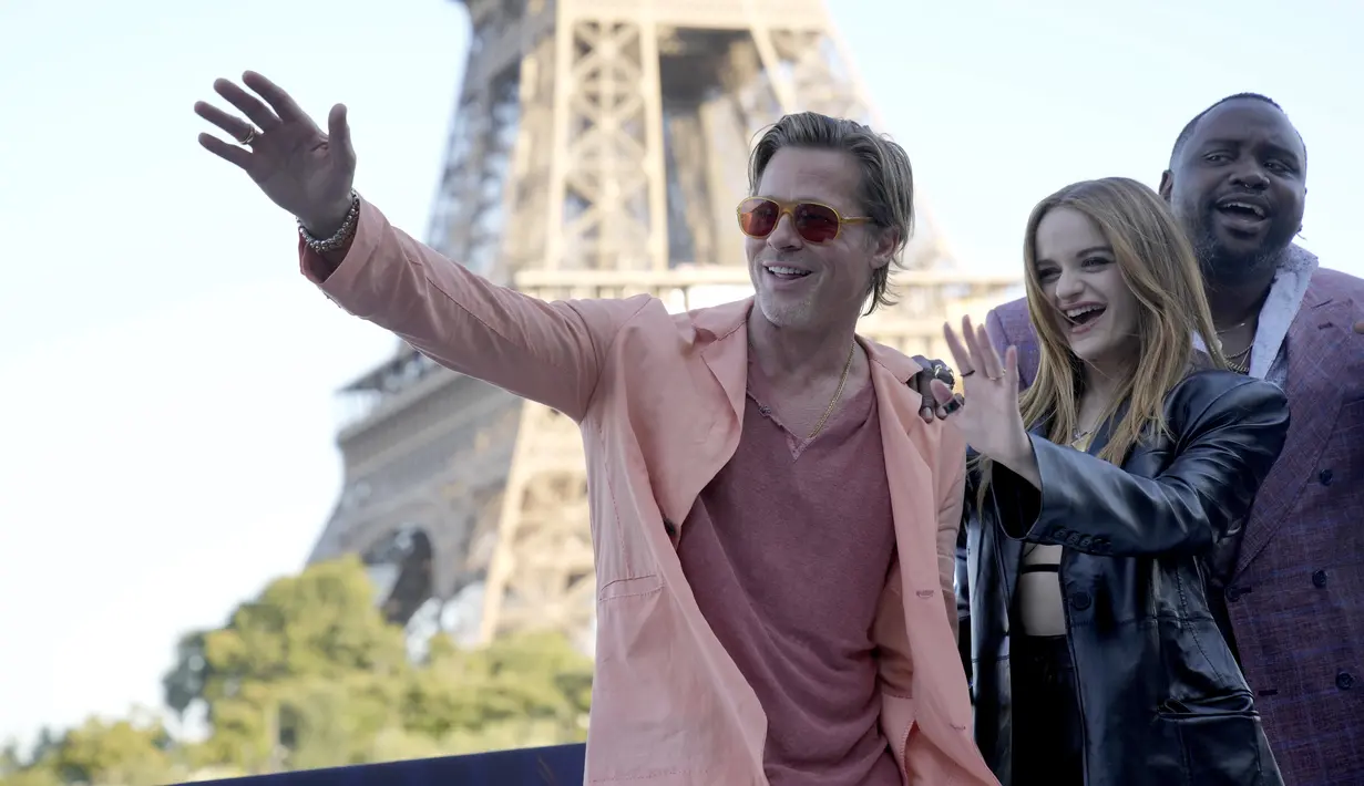 <p>(Dari kiri) Brad Pitt, Joey King, dan Brian Tyree Henry berpose saat sesi pemotretan untuk film 'Bullet Train' di Paris, Prancis, Sabtu (16/7/2022). Film Bullet Train yang dibintangi oleh Brad Pitt akan dijadwalkan tayang di bioskop pada 5 Agustus 2022 mendatang. (AP Photo/Christophe Ena)</p>