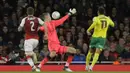 Pemain Norwich City, Yanic Wildschut (kanan) mencetak gol ke gawang Arsenal pada laga Piala Liga Inggris di Emirates Stadium, London, (24/10/2017). Arsenal menang 2-1. (AP/Alastair Grant)