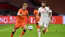 Gelandang Belanda, Frenkie de Jong, berebut bola dengan gelandang Polandia, Mateusz Klich, pada laga UEFA Nations League di Stadion Johan Cruijff Arena, Amsterdam, Sabtu (5/9/2020) dini hari WIB. Belandang menang 1-0 atas Polandia. (AFP/John Thys)