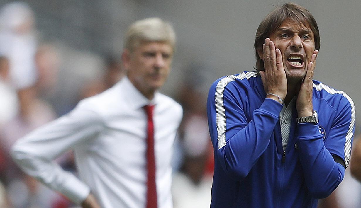 Antonio Conte memegang wajhnya saat timnya gagal mencetak gol ke gawang Arsenal pada ajang Community Shield 2017  di Wembley Stadium, London, (6/8/2017). Arsenal menang lewat adu penalti 4-1. (AFP/Frank Augstein)